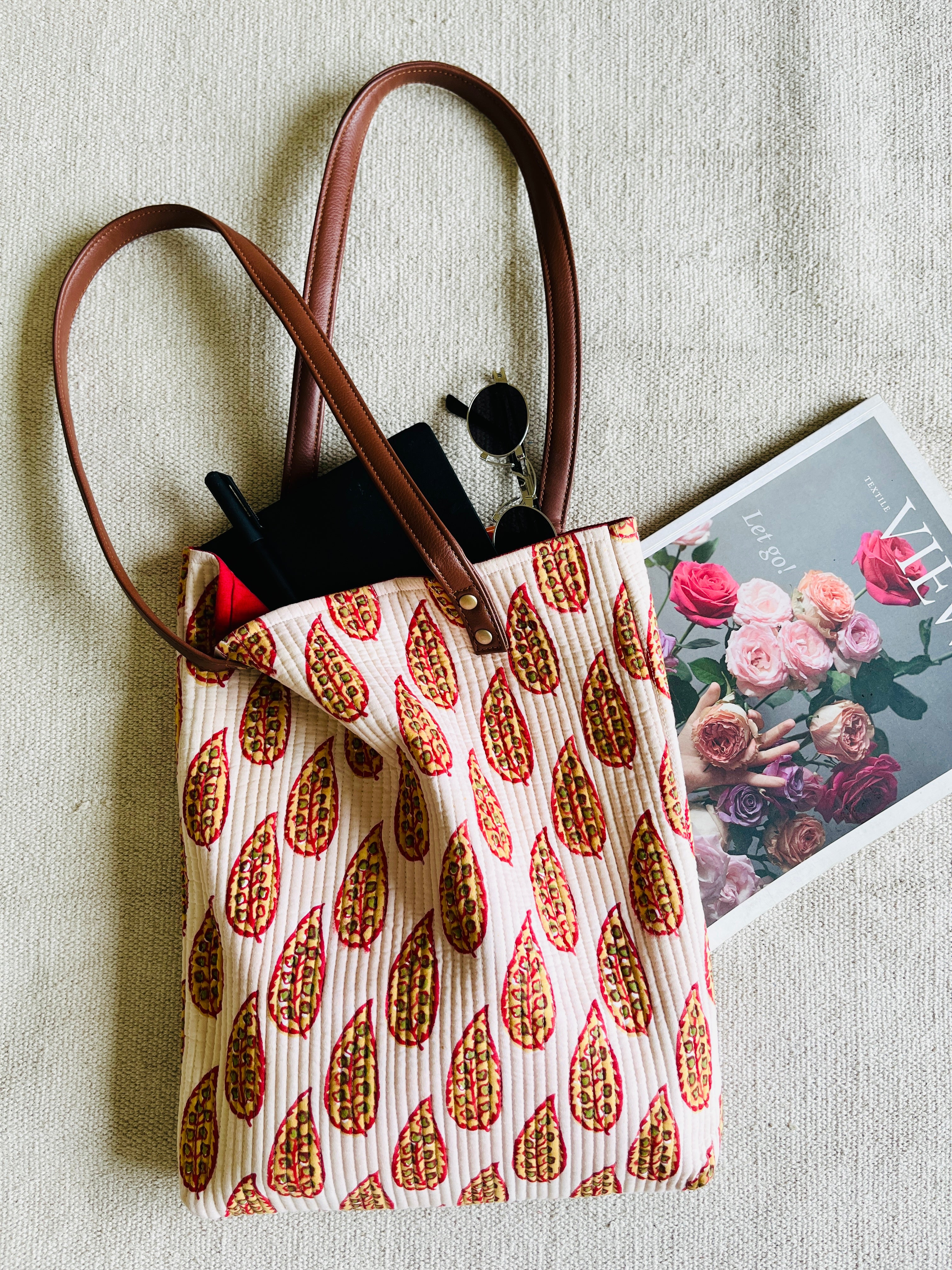 "I'M YOUR TRAVEL PAL" COTTON QUILTED BAG- ALLOVER BOOTI