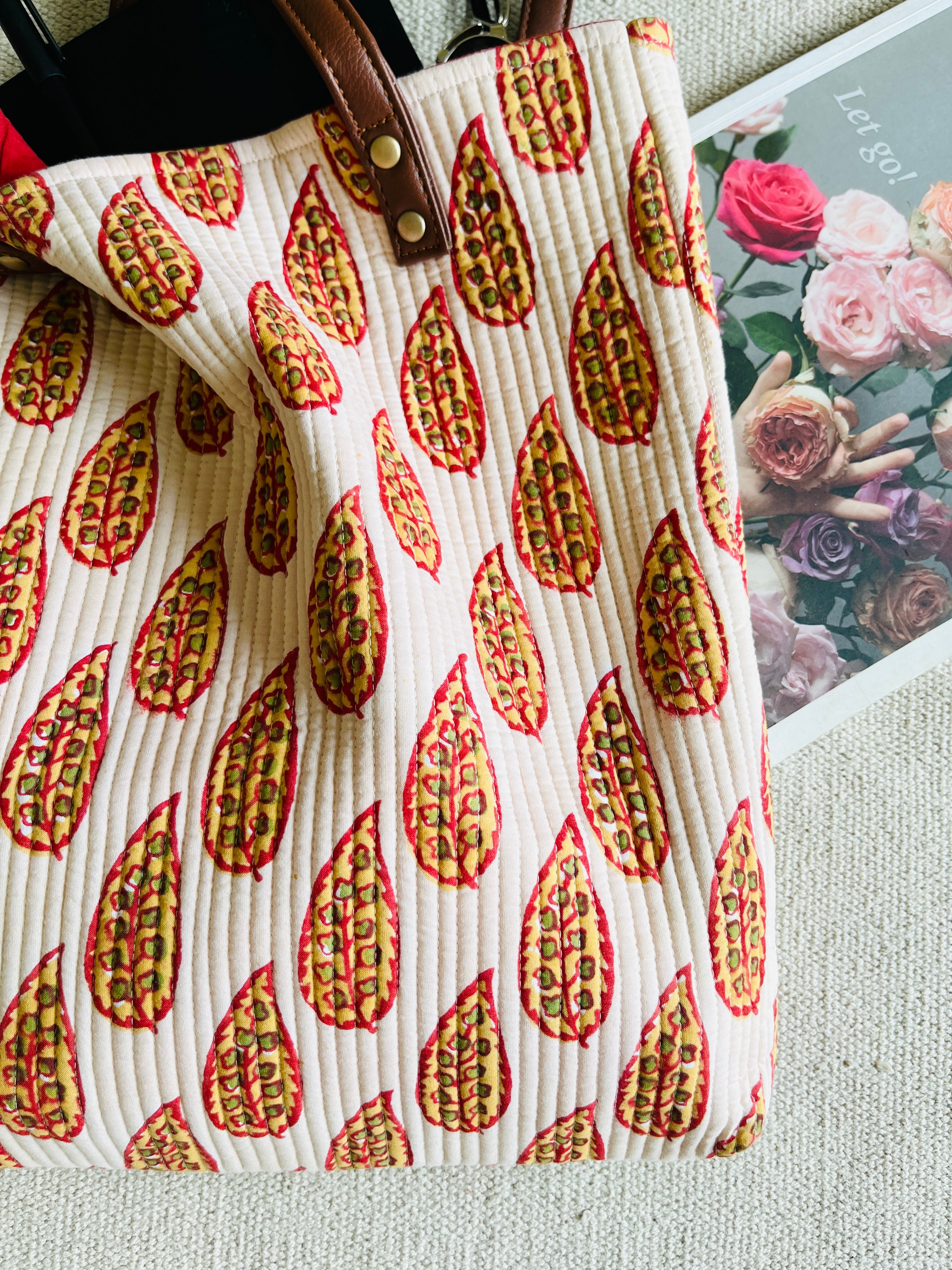 "I'M YOUR TRAVEL PAL" COTTON QUILTED BAG- ALLOVER BOOTI