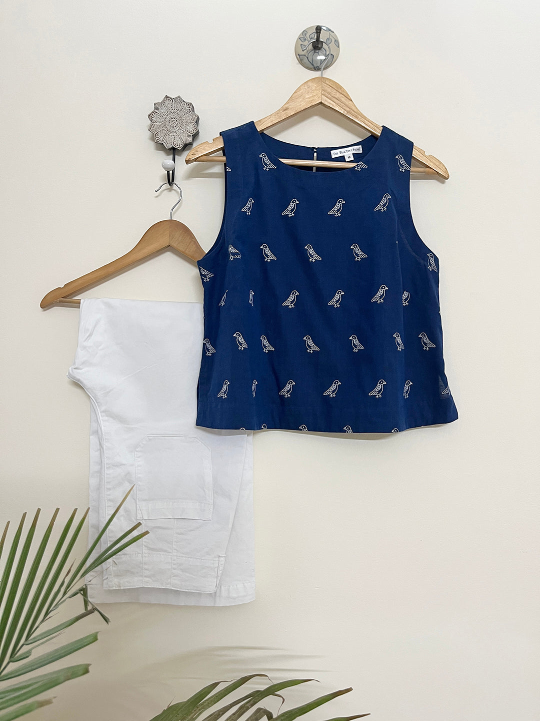 "FREE LIKE A BIRD" embroidered short top (Indigo)
