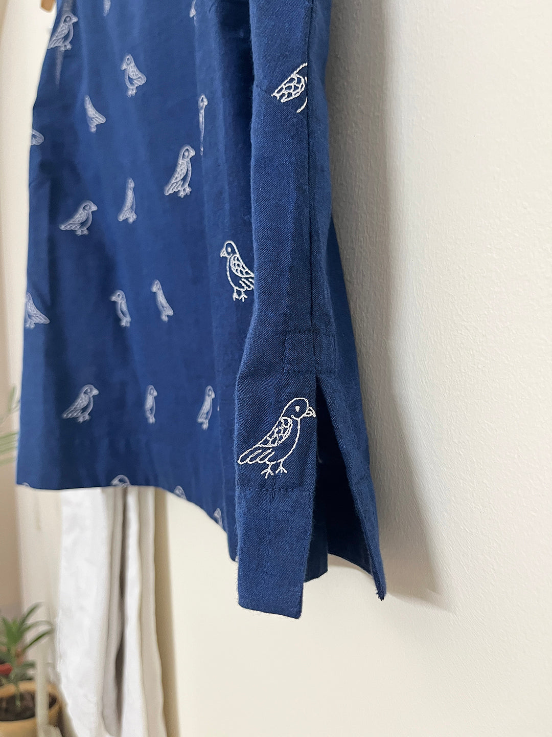 "FREE LIKE A BIRD" embroidered short top (Indigo)