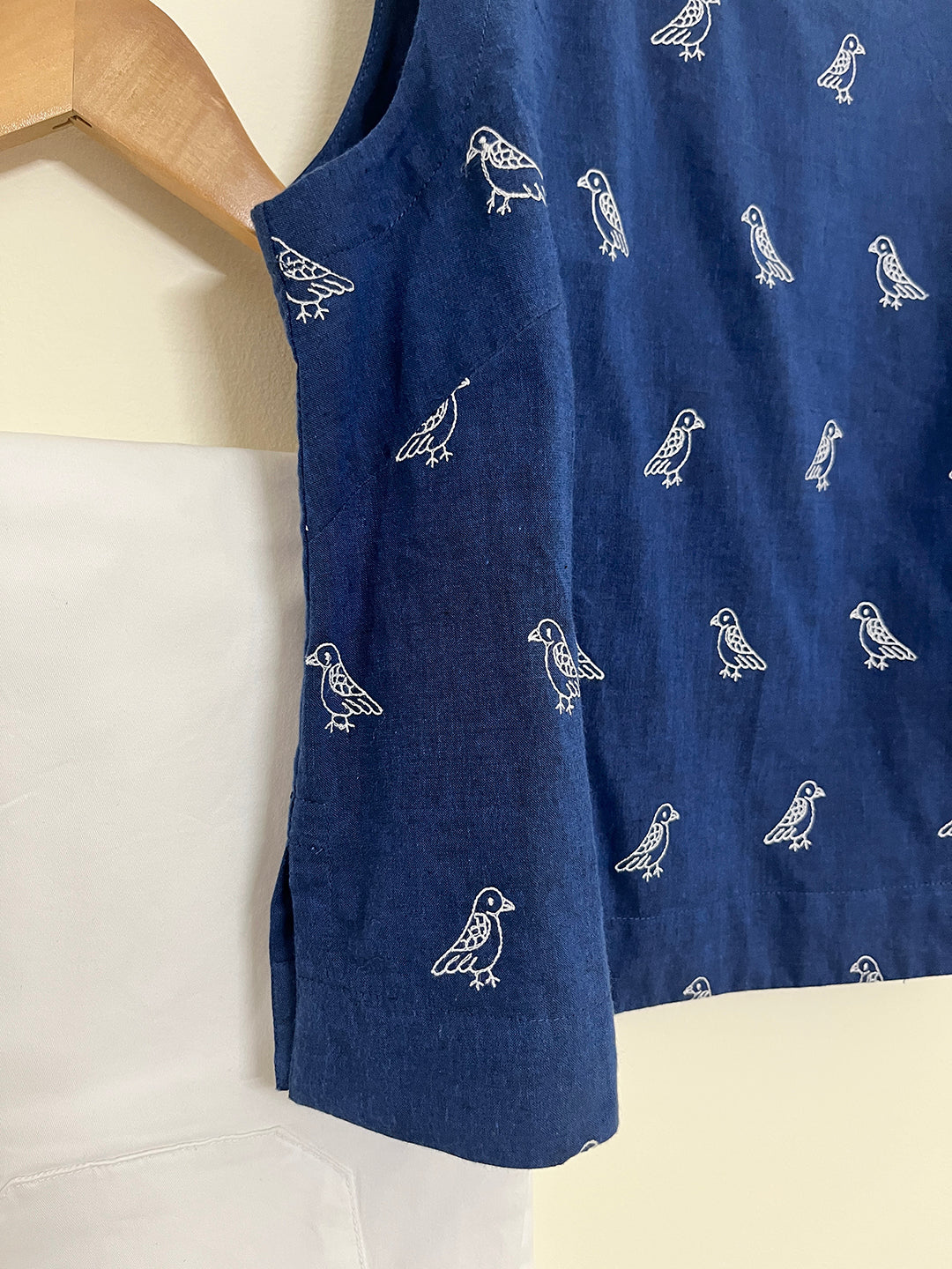 "FREE LIKE A BIRD" embroidered short top (Indigo)