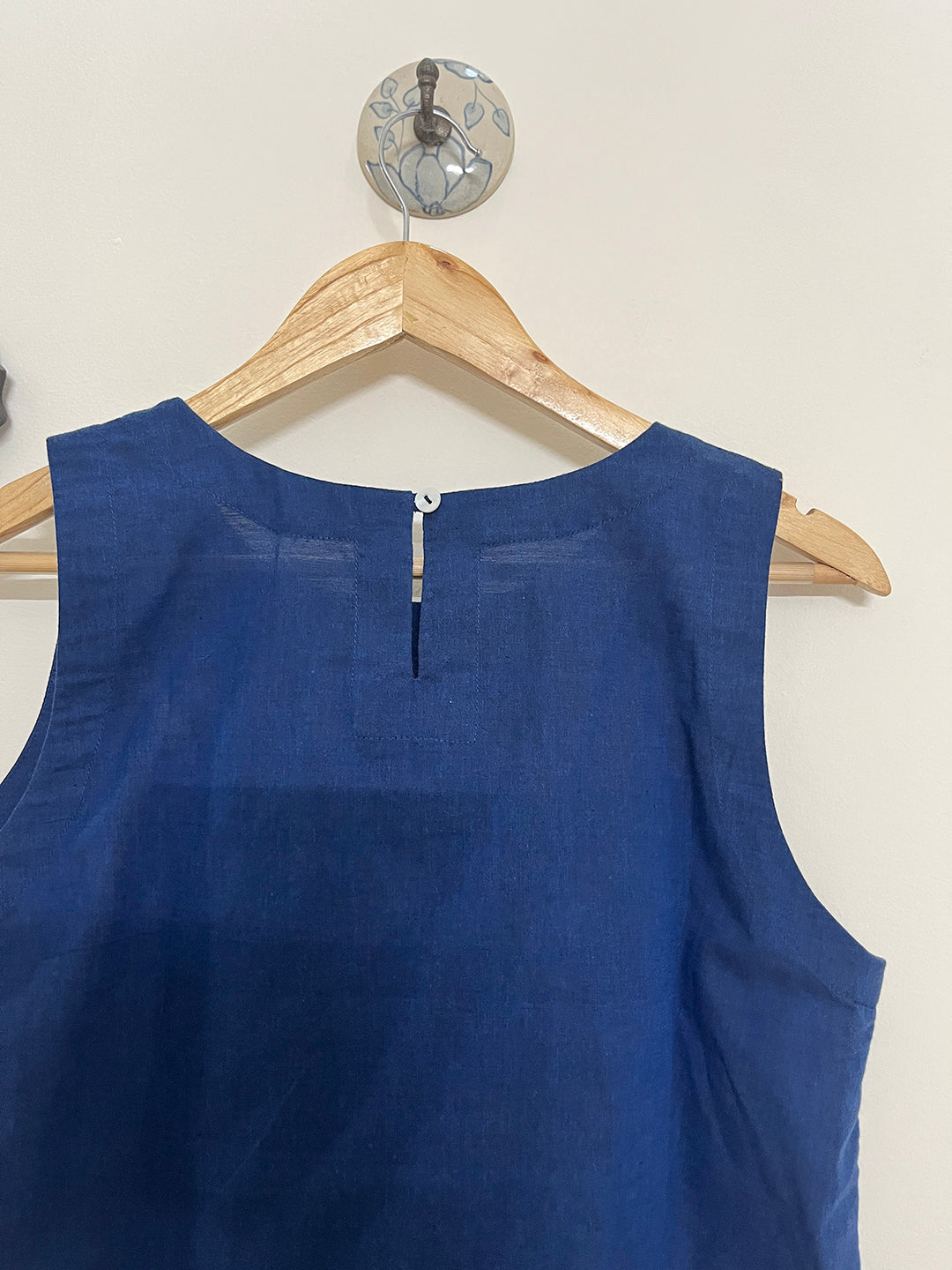 "FREE LIKE A BIRD" embroidered short top (Indigo)