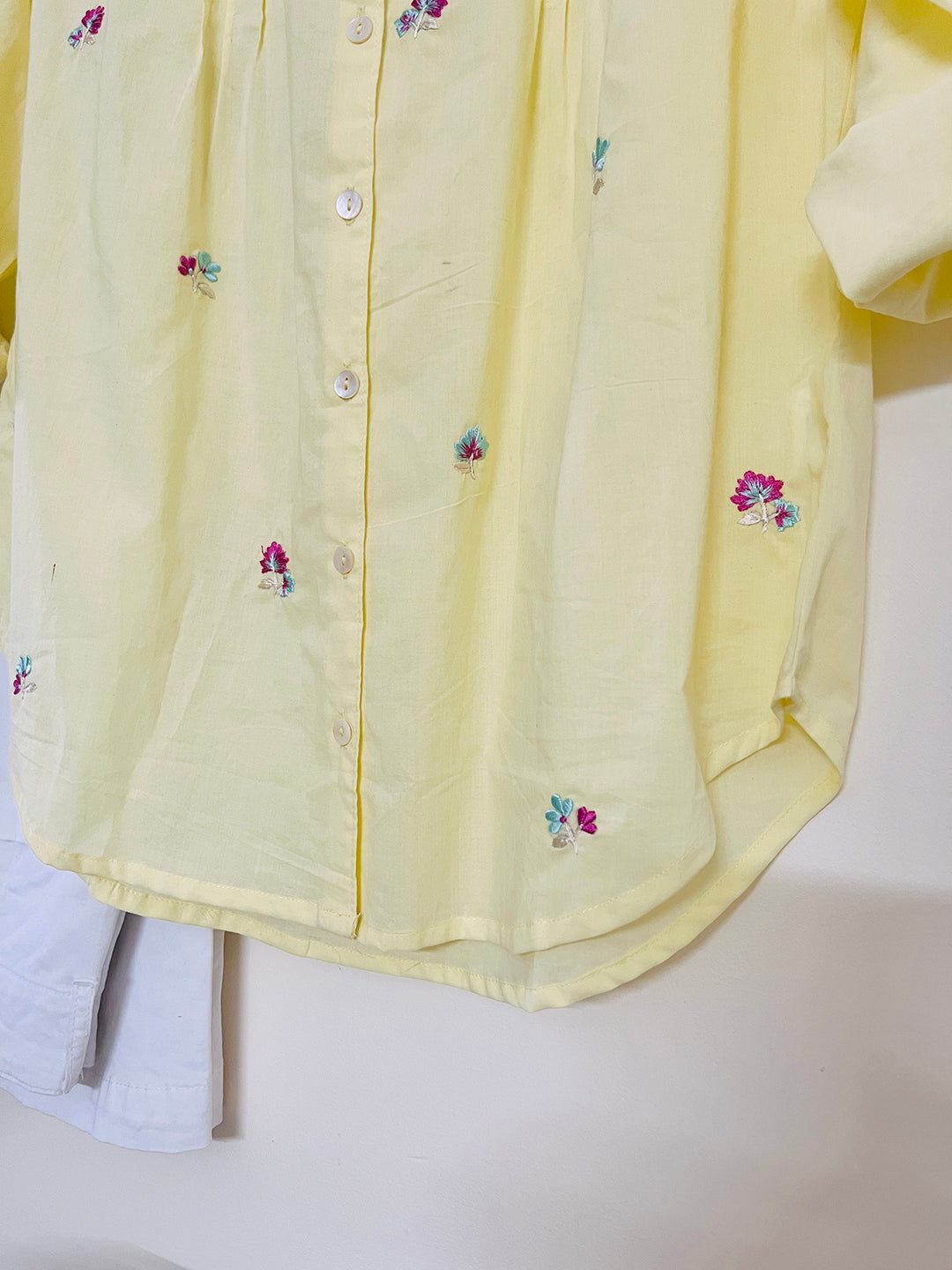 "WHERE EASY MEETS BREEZY" embroidered Boxy Shirt (Mild Sun)