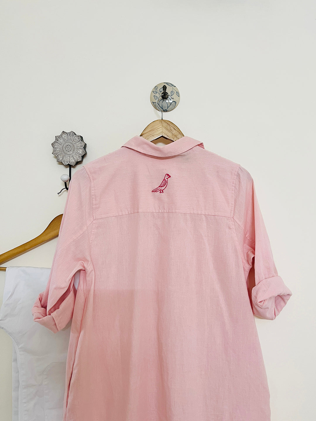 "WORK TO WEEKEND STAPLE" relaxed long shirt (Soft pink)