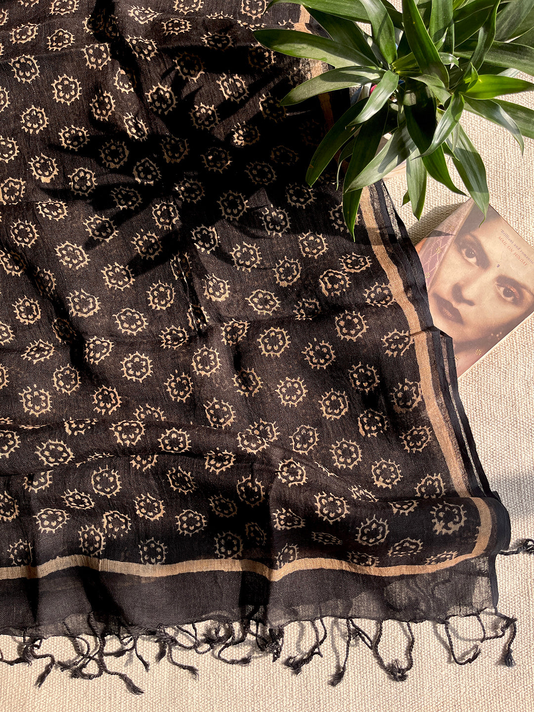 CLASSICS REINVENTED: HEXAGONS LINEN DUPATTA BLACK