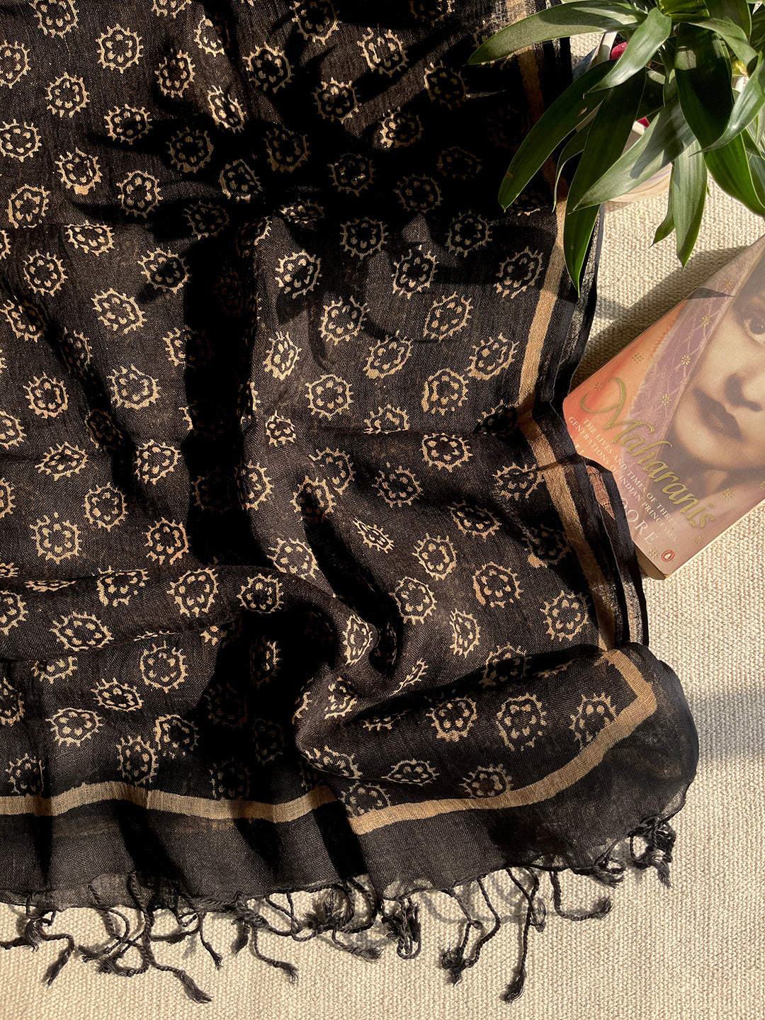 CLASSICS REINVENTED: HEXAGONS LINEN DUPATTA BLACK
