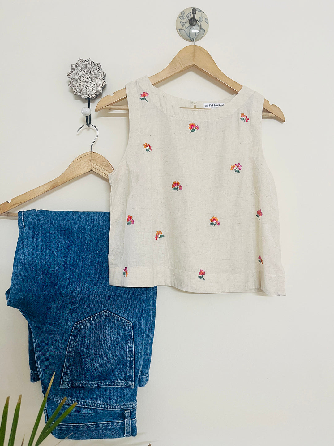 "FLOWER THERAPY" floral embroidered short top (Natural)