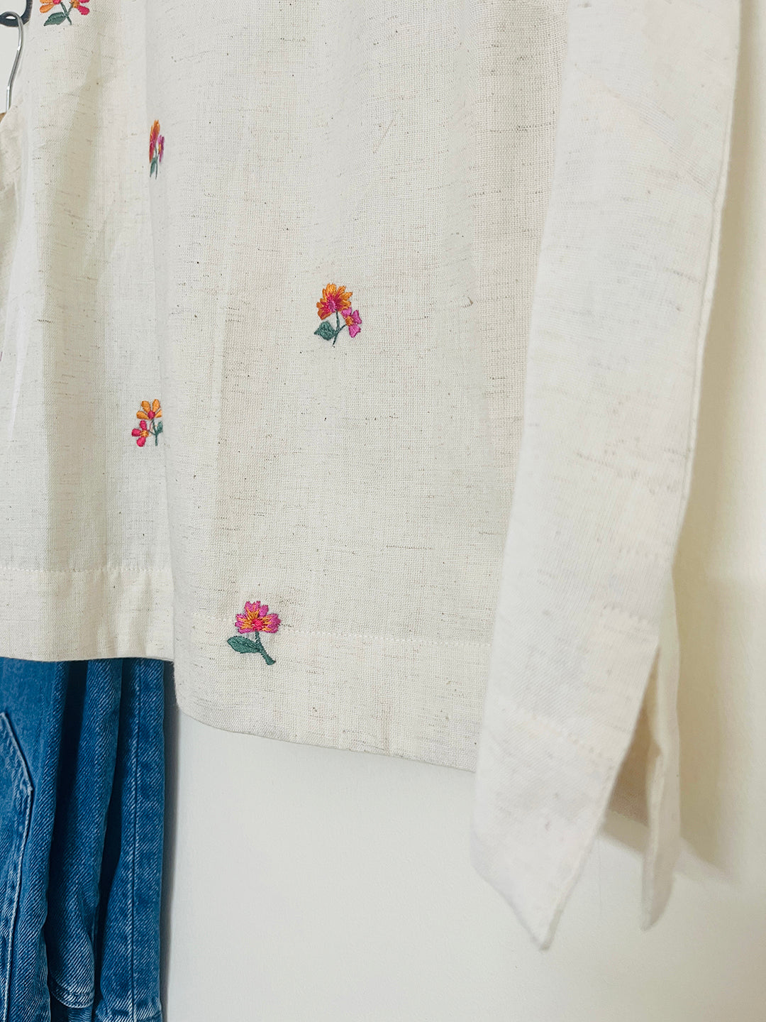 "FLOWER THERAPY" floral embroidered short top (Natural)