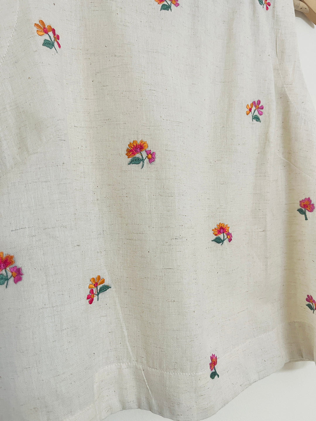 "FLOWER THERAPY" floral embroidered short top (Natural)