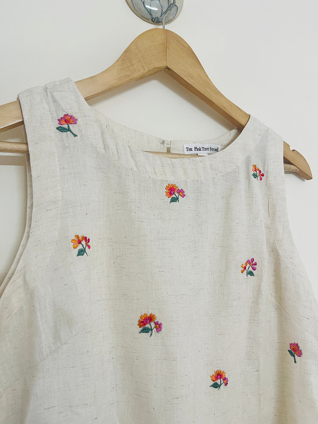 "FLOWER THERAPY" floral embroidered short top (Natural)