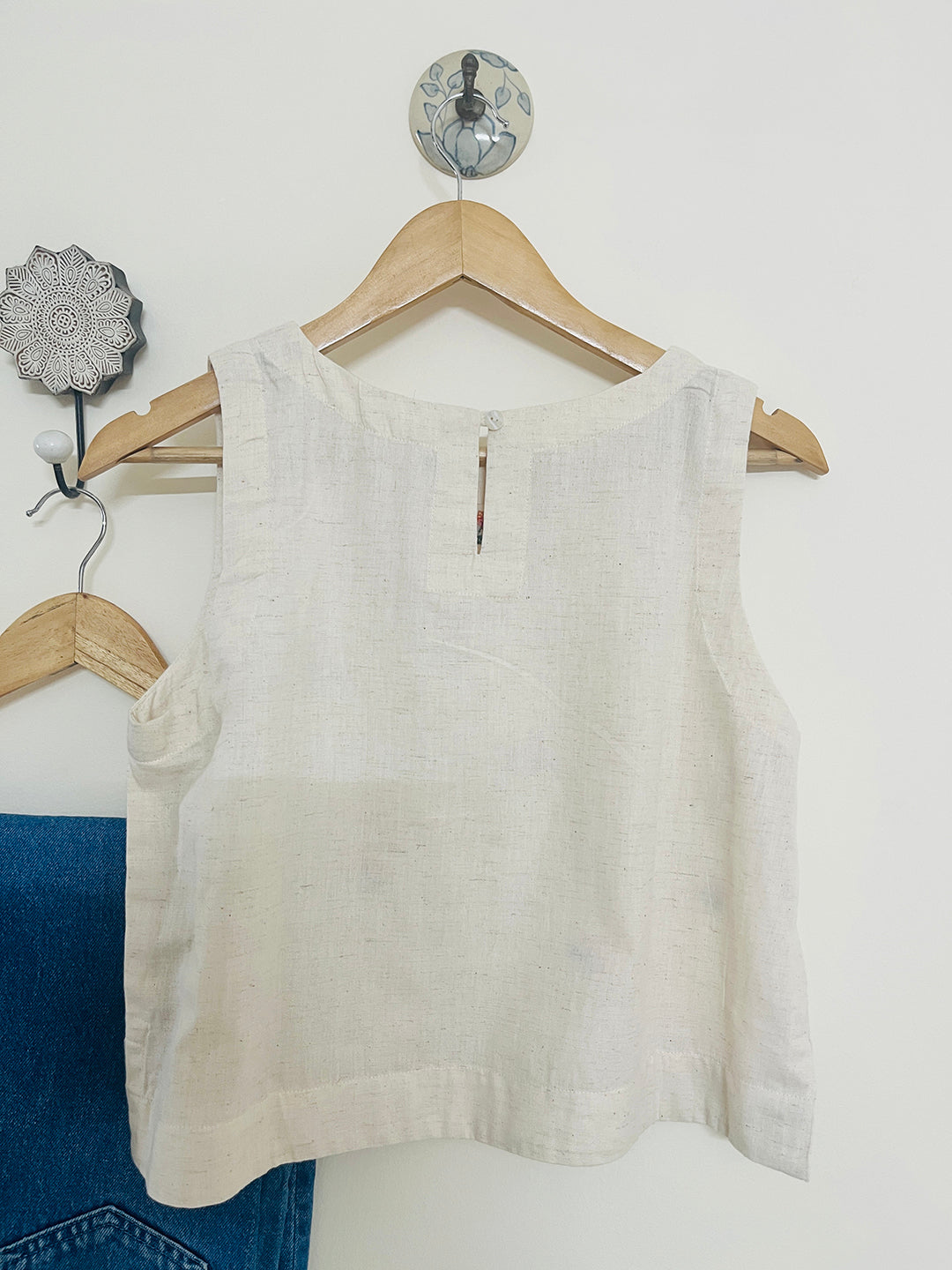 "FLOWER THERAPY" floral embroidered short top (Natural)