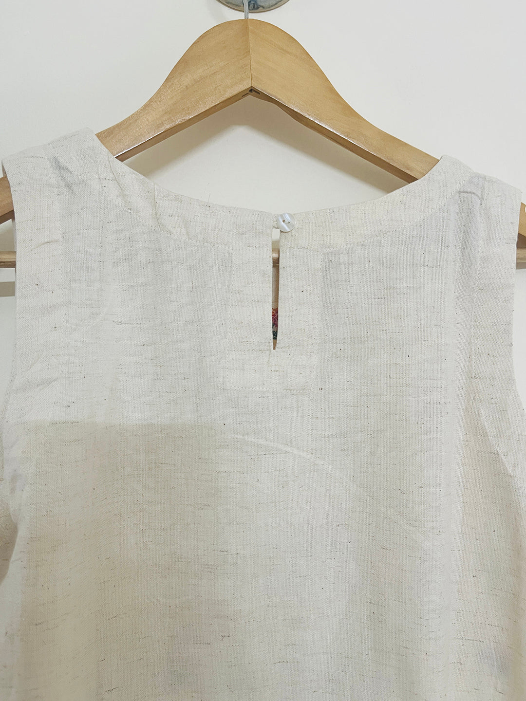 "FLOWER THERAPY" floral embroidered short top (Natural)