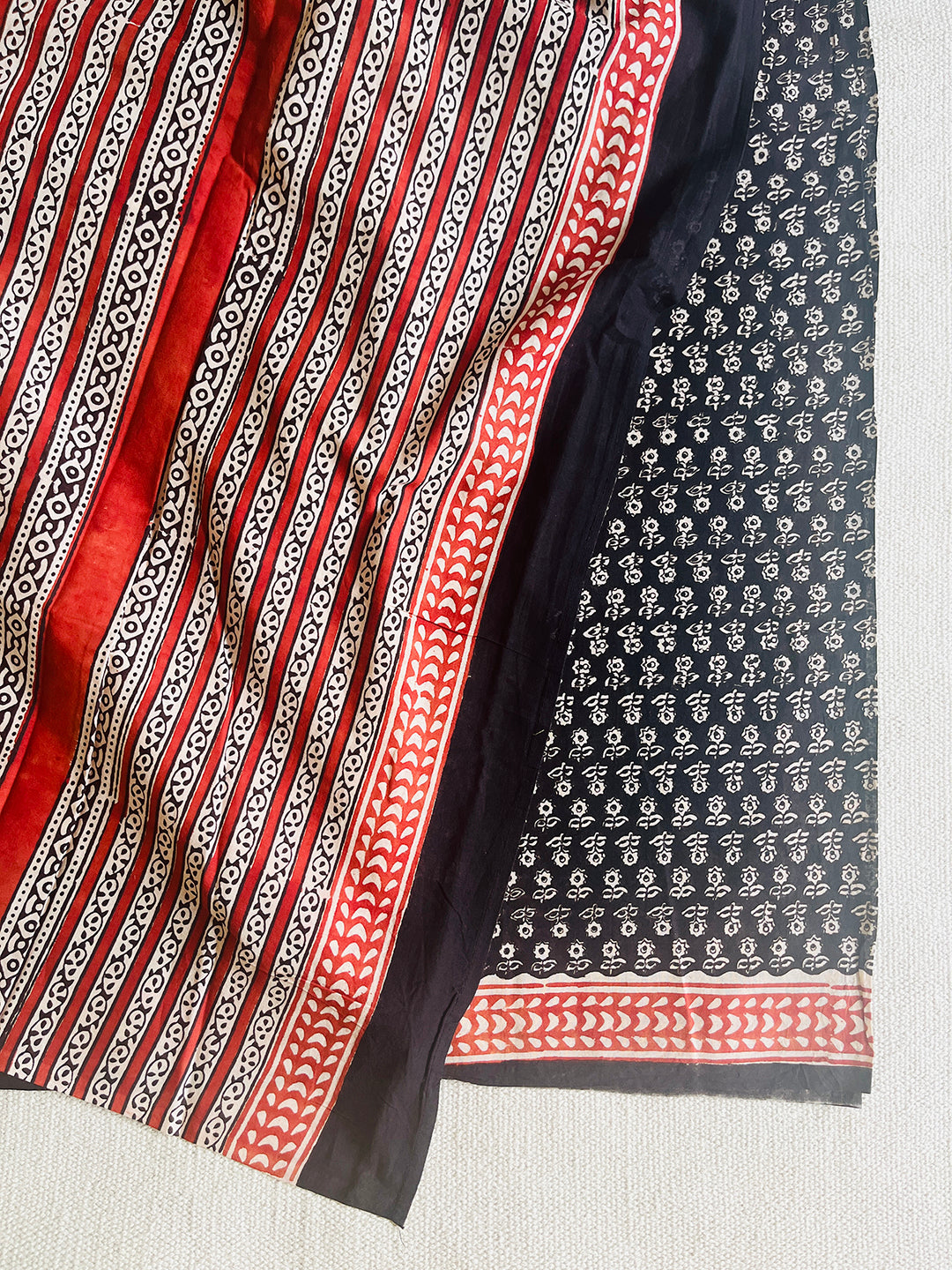 BLACK & RED DITSY FLORAL BLOCK PRINTED MULMUL SAREE