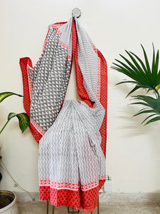 OFF-WHITE & CORAL PRINT MIX MULMUL SAREE