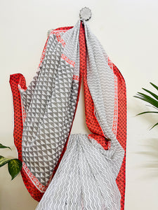 OFF-WHITE & CORAL PRINT MIX MULMUL SAREE
