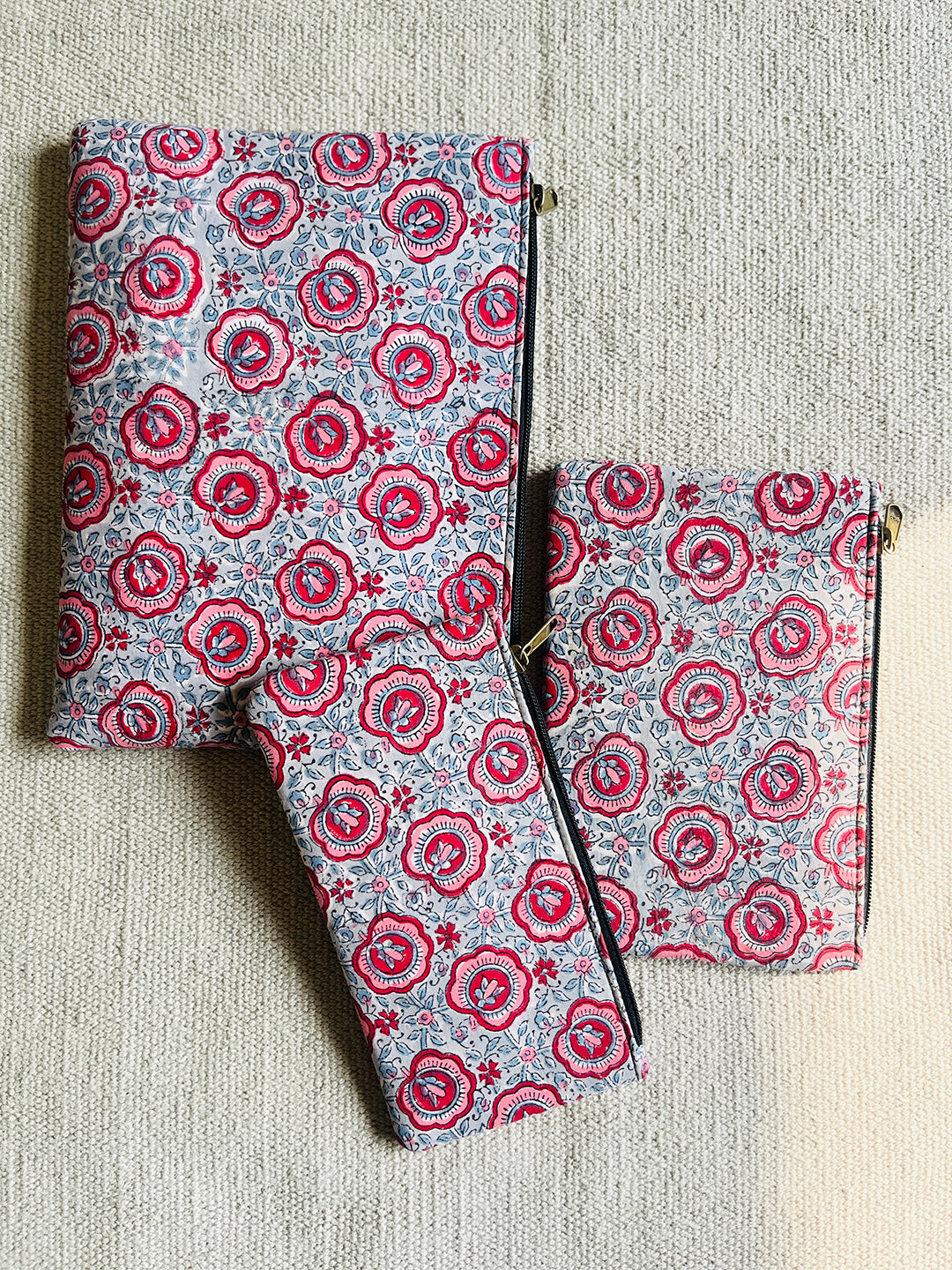 "CARRY YOUR ESSENTIALS" POUCH BLOCK PRINTED (SET OF 3)- GRAY