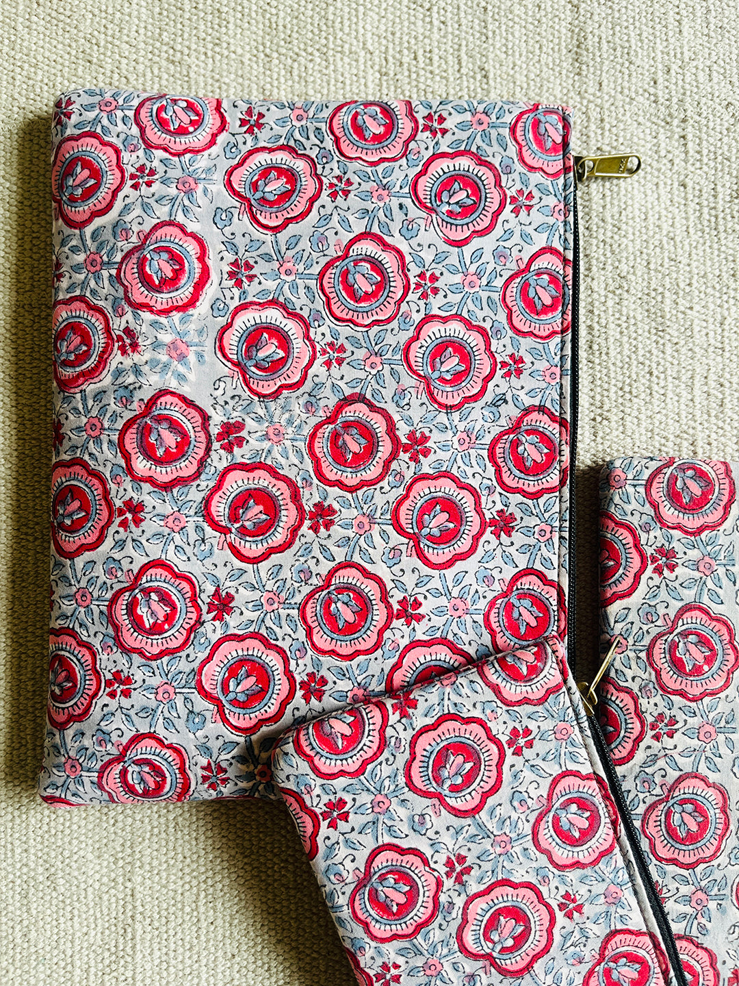 "CARRY YOUR ESSENTIALS" POUCH BLOCK PRINTED (SET OF 3)- GRAY