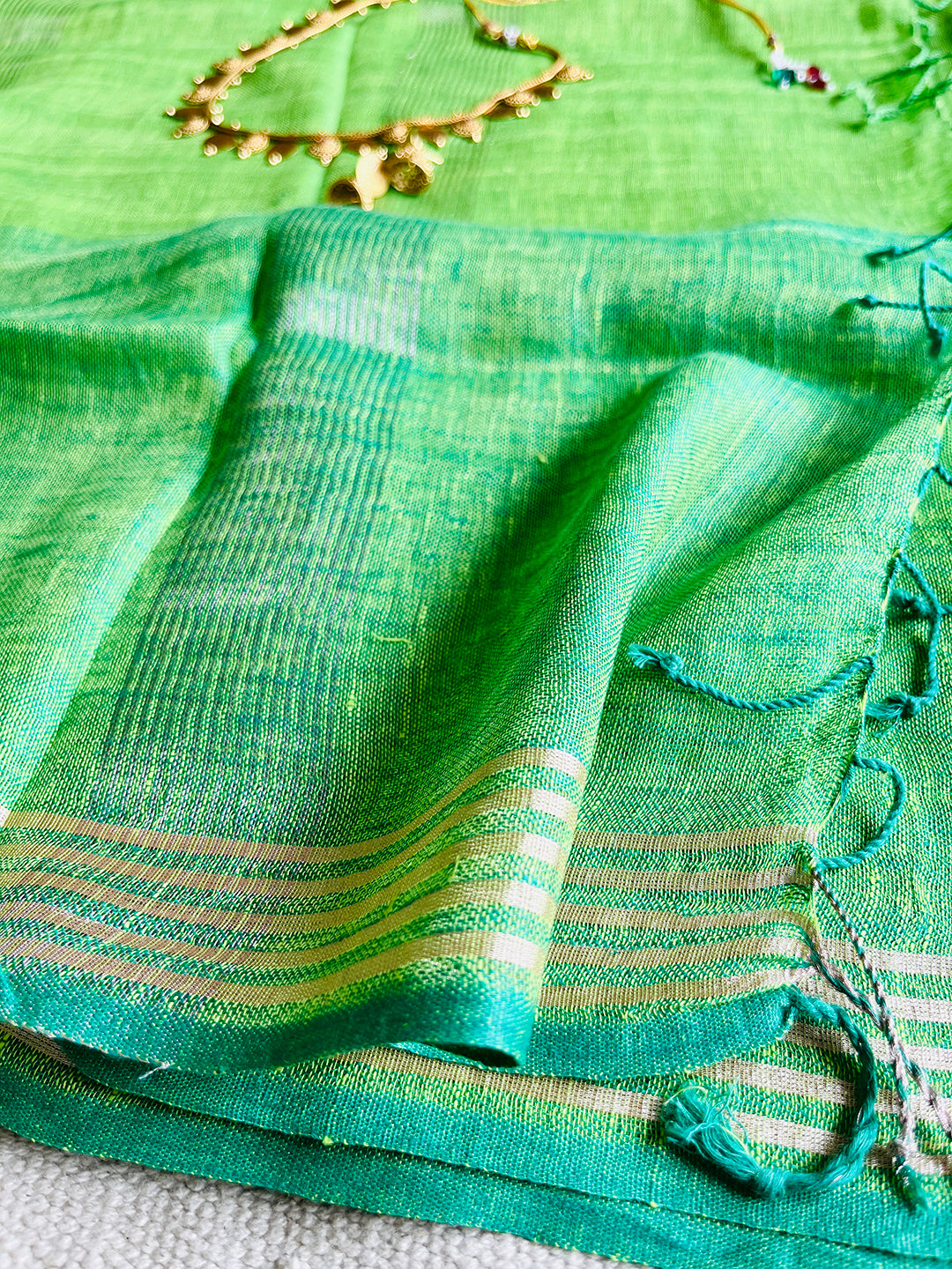 "DRAPED IN MAGNIFICENCE"  HANDWOVEN OMBRE GREEN LINEN SAREE