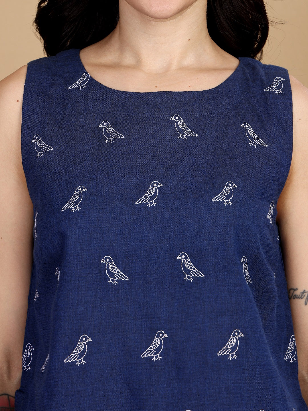 "FREE LIKE A BIRD" embroidered short top (Indigo)