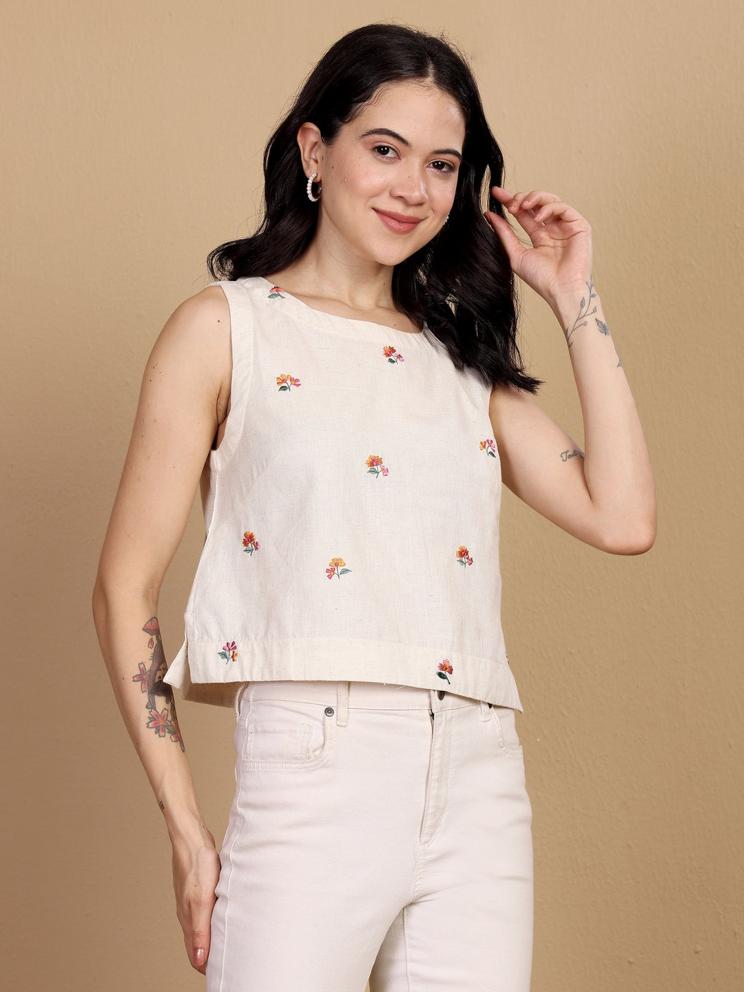"FLOWER THERAPY" floral embroidered short top (Natural)