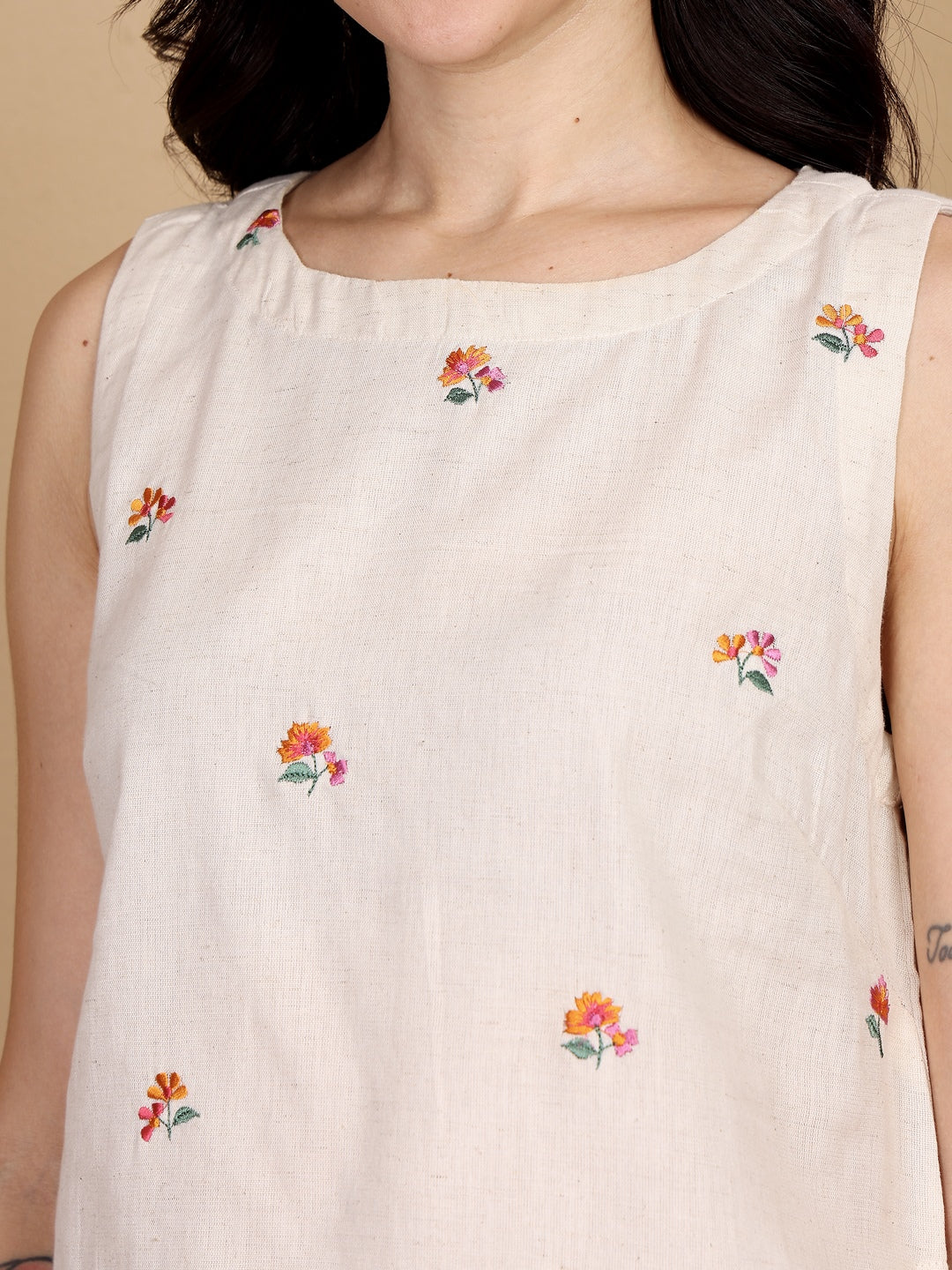 "FLOWER THERAPY" floral embroidered short top (Natural)