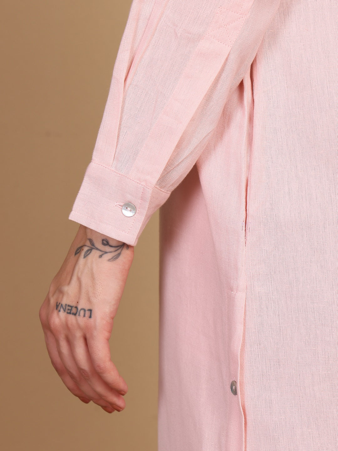 "WORK TO WEEKEND STAPLE" relaxed long shirt (Soft pink)
